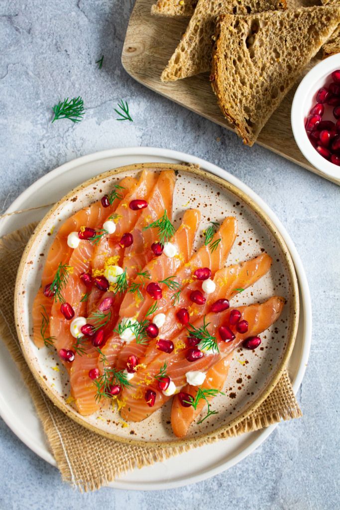 Gravad lax met granaatappel en zure room