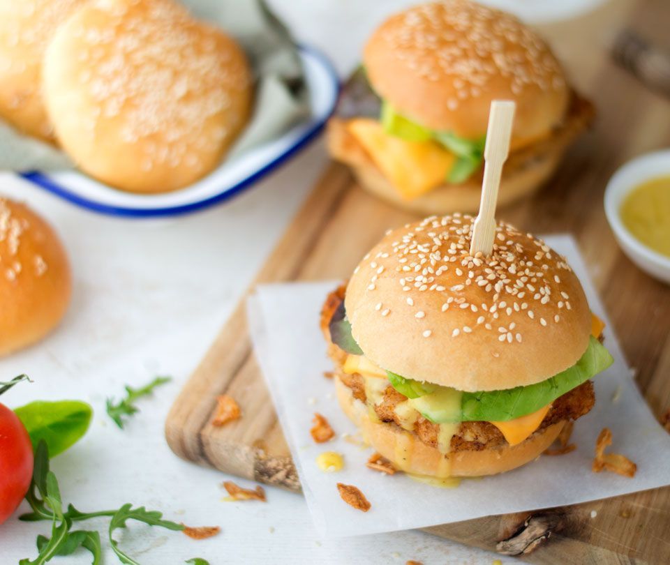 Krokante kipburger met honing mosterdsaus