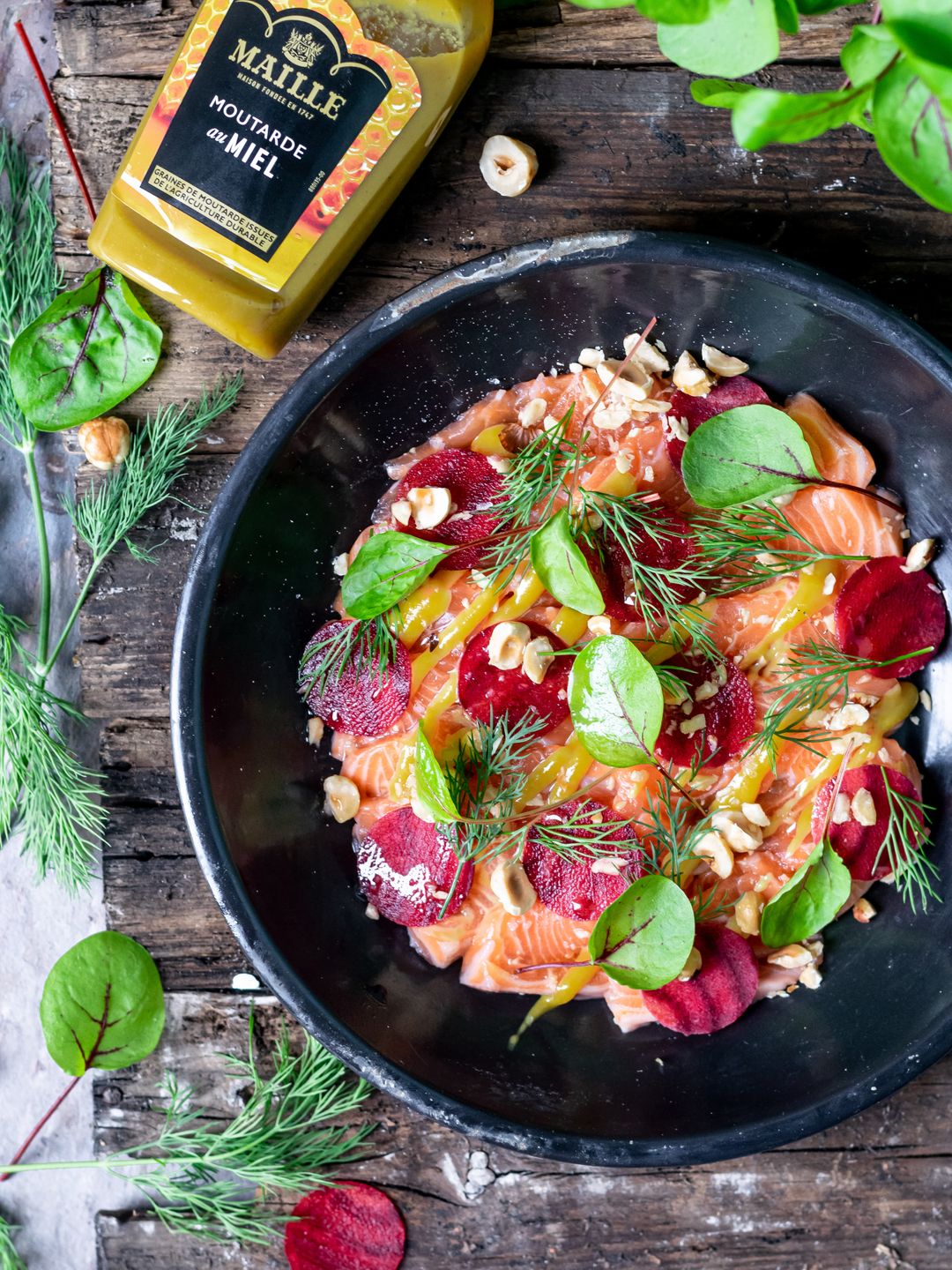 Sashimi van zalm met rode biet, dille, hazelnoot en honing mosterd