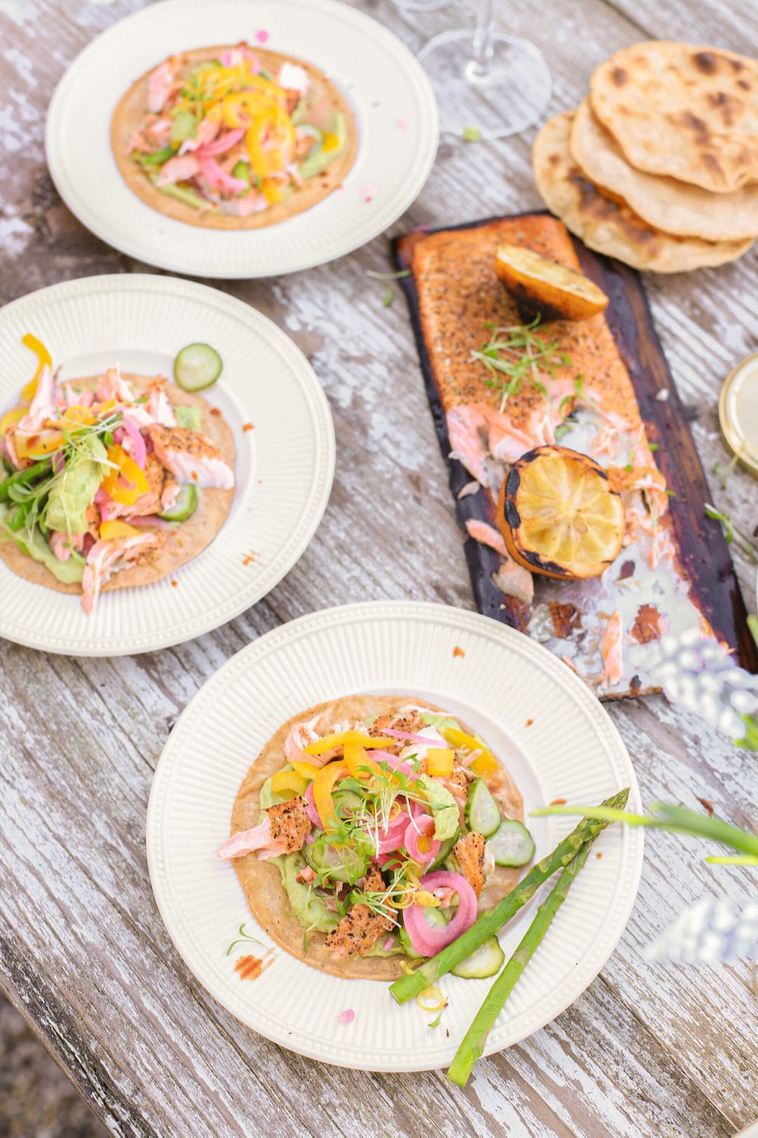 Zalm taco's van de BBQ avocado en geroosterde citroen