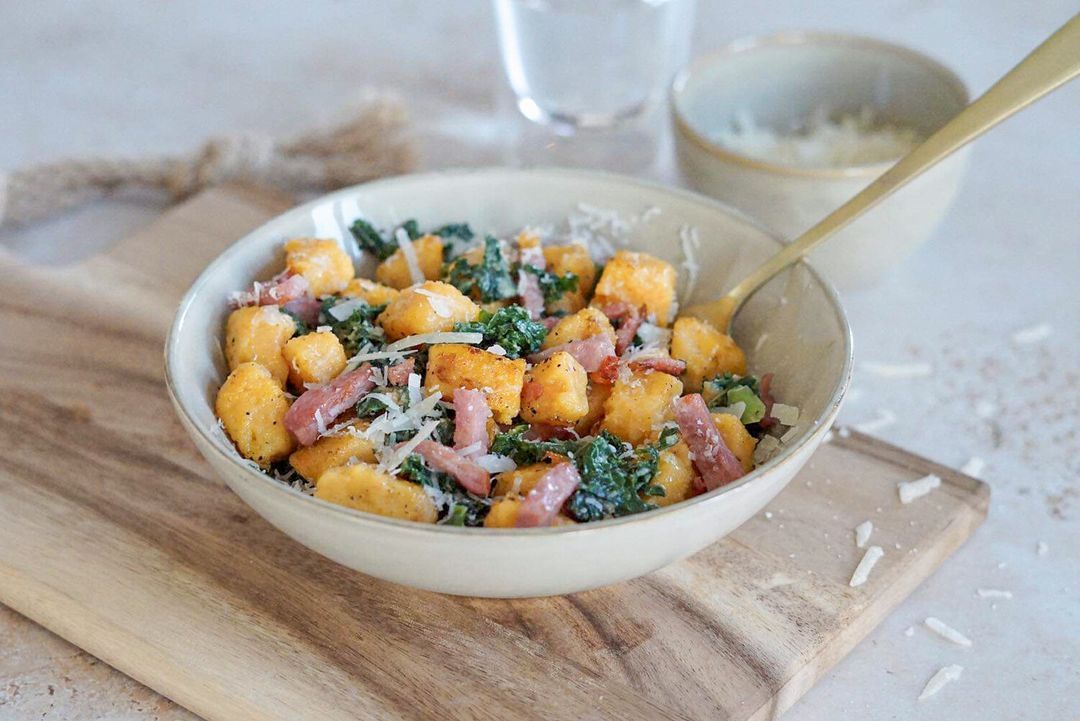 Zoete aardappel gnocchi met boerenkool en spekjes